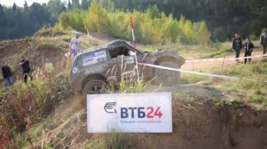 Off-road rekabet hendeğe dışarı kirli Suv