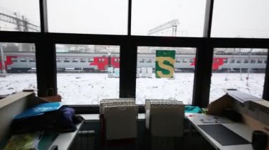 Trenin arkasındaki pencere ve kız 