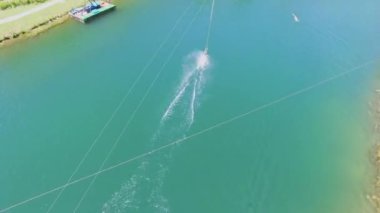 Golden kablo Park ip binmek yaz güneşli gün.