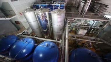 Bira içinde modern ekipmanla donatılmış boş atölye