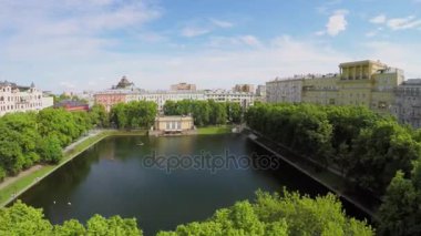 Patriarshy gölet arasında konut evleri ile Park