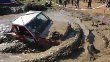 Jeep off-road yarışmada kirli su birikintisi bırakır