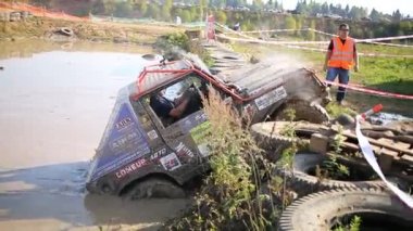 Kirli Suv off-road yarışmaya sürükleme 