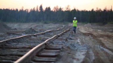 Demiryolu yansıtıcı ceketi giyen kadın işçi çalıştıran