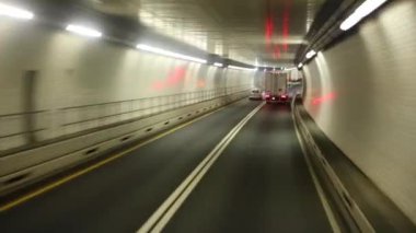 Otomobil ve kamyon uzun tünelde hareket 