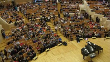 Seyirci alarak müzik evi içinde yer