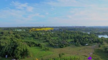Şehir Parkı ve cityscape uçurtmalar uçmak 