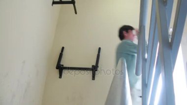 Pull-up merdivenlerinde yapan erkek