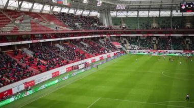 Oyun alanı ve taraftarlarla lokomotif Stadyumu'nda tribünler