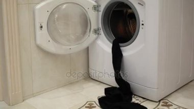 Kirli çamaşır yıkama makinesi