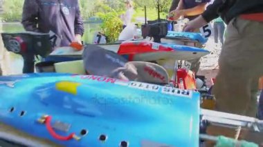 İnsanlar oyuncak gemi gölet üzerinde yarış önce hazırlar 