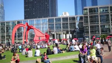 İnsanlar La savunma bölgesinde'nın bahçesinde Öğle Yemeği