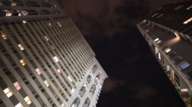 Highrise binalar ve karanlık akşam gökyüzü 