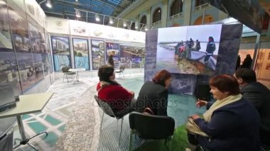 Gostiny dvor film izlerken ziyaretçi