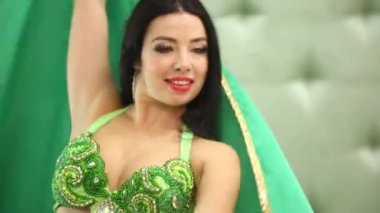 oryantal tarzda kostüm dansları kız modeli