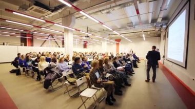 Hedef kitleye dinleme hoparlör İngiliz Okulu 