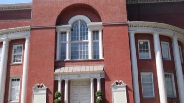 Eski tuğla yapı kule ve saat 