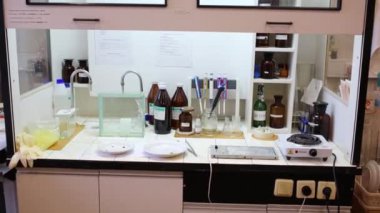 Kimyasal laboratuvar ürünleri ve birçok araç ile.