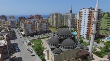Deniz çok uzak olmayan konut evler arasında Camii 
