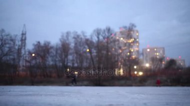 adam kaymaktadır ve incelikle yavaşlar 