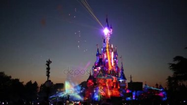 Kale ve Disneyland gece güzel gösteri 
