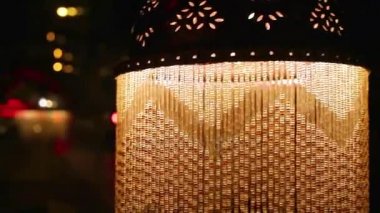 Karanlık odada dekore edilmiş güzel lamba