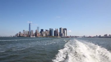 Yelkenli gemi su köpük ve New York city görüntülemek