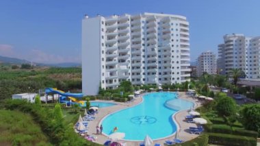 İnsanlar eğlenceli My Marine Residence hotel havuza girecek.