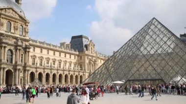 Mahkeme Napolyon ile Louvre Müzesi'nde piramit