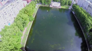Patriarshy gölet yakınındaki evleri bitkiler arasında ile Park