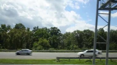 Diğer arabalar ile yolda araba hareket