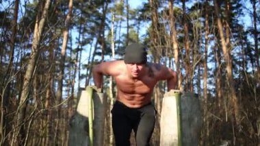 adam paralel Bar üzerinde egzersiz