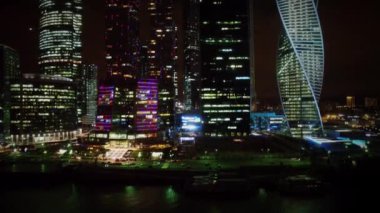 Uluslararası İş Merkezi kompleksi yakınında iskele