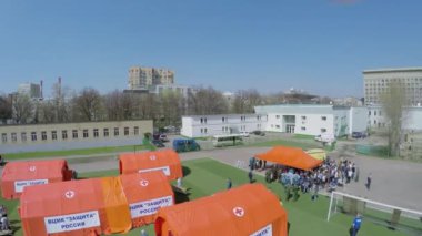 Turuncu çadır duran insanlar kalabalık