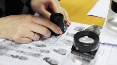 Polis parmak izi bakarak kadın 