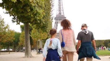 Eiffel Tower yakınındaki aile