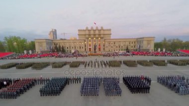 Geçit prova sırasında meydanında askerlerinin oluşumları