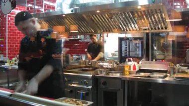 Restoran mutfağında çalışan aşçılar 
