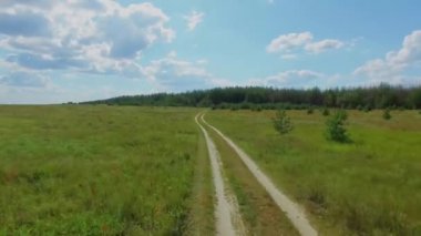 Ülke yol boyunca çim sahası 