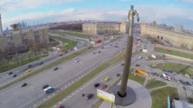 Yuriy Gagarin anıt yakınındaki Caddesi'ndeki trafik ulaşım