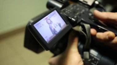 Robot tutan kadın ile fotoğraf makinesinin görüntü 