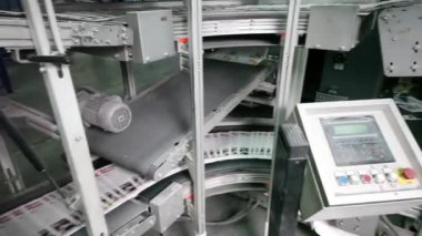 Dergi konveyör tipografik atölye üzerinde hareket