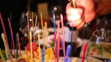 El bir çakmak ile sıkışmış mum ışıkları 