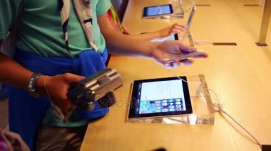 Elma stok içinde cihazlar kullanarak çocuklar 