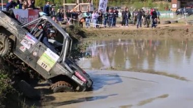 Jeep off-road yarışmada büyük azıyorum gider