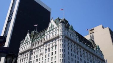 Amerika Birleşik Devletleri bayrakları taşıyan modern binalar