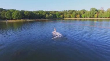 Kadın wakeboard gölet üzerinde yolculuk başlar