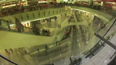 Troyka alışveriş merkezinde yürüyen merdiven üzerinde hareket insanlar