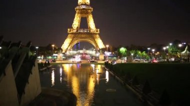 Yansıma ve Eyfel Kulesi gece gölet