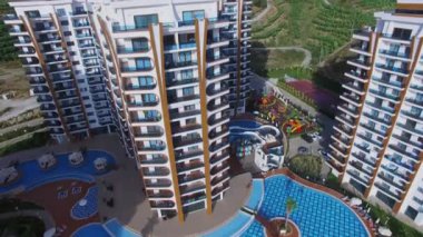 Havuzu ve oyun alanları arasında yapılardır Azura Park otel